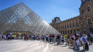 Louvre Museum Unveils Major Renovation Plans For The Mona Lisa