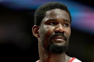 Deandre Ayton Becomes Free Agent After Trail Blazers Buyout