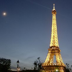 Eyfel Kulesi Yanında Ay ve Gezegenler