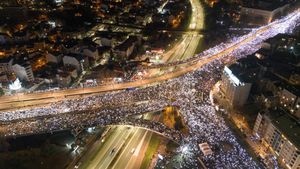 Taxi Drivers Show Solidarity With Belgrade Students