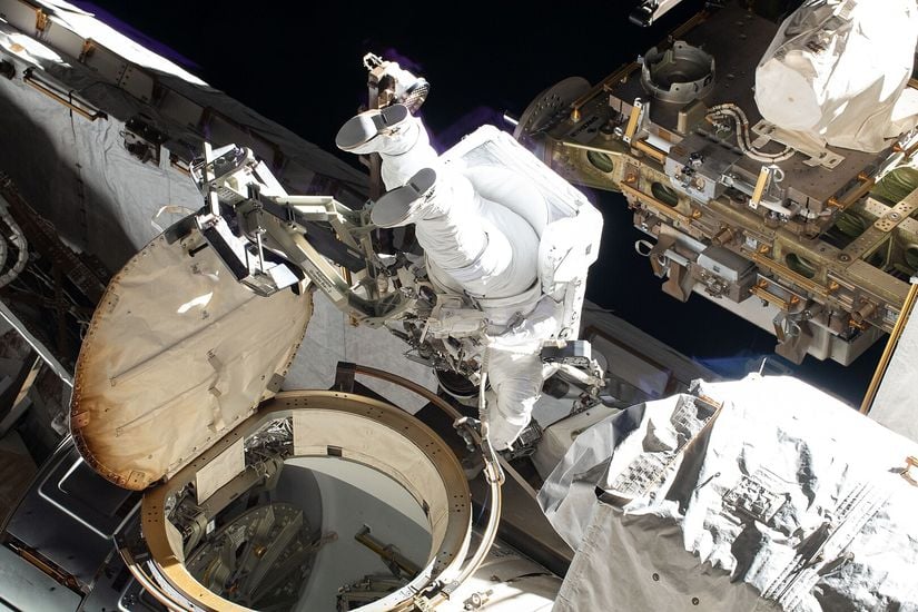 Quest hava kilidi ile Uluslararası Uzay İstasyonu'nu terk eden astronot Christina Koch.