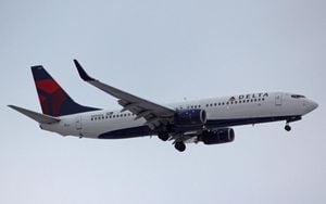 Enthusiasts Capture Boeing 737-800 At Airports