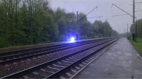 📌Doğruluğu şüpheli, kanıt niteliği taşımayan yıldırım topu görüntüsü.