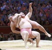 Sumo Wrestler Shows Magical Technique During London Tour; Ura Shows Why He’s Called ‘Magician’