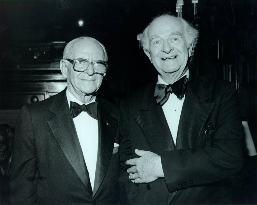 Emile Zuckerkandl (solda) ve Linus Pauling ‘moleküler saat’in – iki veya daha fazla yaşam formunun farklılaştığı tarih öncesi zamanı anlayabilmek için biyomoleküllerin mutasyon oranını kullanan tekniğe verilen sembolik terim – ilk teorisyenleriydi.