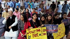 Pakistani Journalists Stage Mass Protests Against PECA Amendments