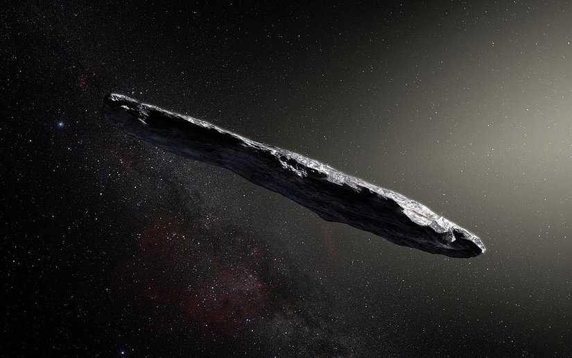 Oumuamua adı verilen bu asteroitin yüz milyonlarca yıl süren bir aşınma sürecinin sonucu olabileceği düşünülüyor. Sahildeki çakıl taşları gibi bu asteroit de mikrometeoritlerle aşınma sonucu "kusurlu Gömböc şekli"