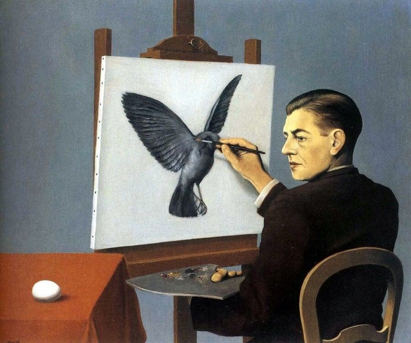 La Clairvoyance / Durugörü (1936) — Magritte şövalesinin karşısında bir yumurtaya bakıyor, fakat tuvale yumurtayı değil uçan bir kuşu çiziyor. Bu görsel, beynin yalnızca önündeki görüntüyü işlemediğini; bilgi, beklenti ve anlamın gördüğümüz şeyi nasıl genişletebildiğini anlatmak için çok uygun. Yüklediğiniz kaynak bunu özellikle “egg → bird” dönüşümü üzerinden ele alıyor.