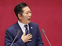 Ruling party chair hails Lee-Trump talks, stays silent on US immigration raid