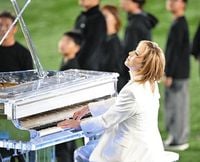 YOSHIKIが日米国歌演奏　カブスードジャース戦の試合前セレモニーでピアノ奏でる　：中日スポーツ・東京中日スポーツ