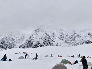 Massive Everest Rescue Saves Hundreds After Deadly Blizzard