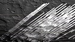 Ay'daki su, karanlık kraterlerin dışında bile mevcut.