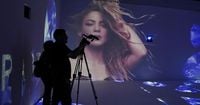 Shakira inaugura exposición en México