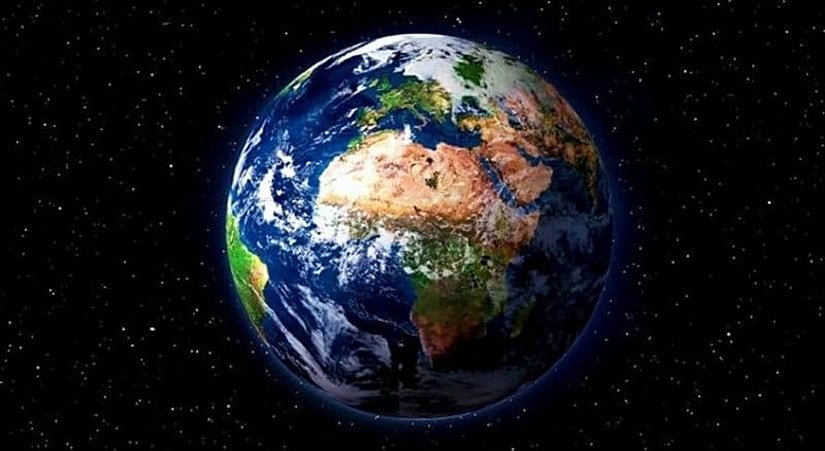 Güneş’e en yakın üçüncü gezegen olmakla birlikte şu ana kadar canlıların yaşadığı tek gezegen olarak bilinmektedir. Dünya, Güneş Sistemi’ndeki en büyük beşinci gezegen iken, güneş sisteminde yüzeyinde sıvı formunda su bulunan tek gezegendir. Yakındaki Venüs’ten biraz daha büyük olan Dünya, tümü kaya ve metalden yapılmış Güneş’e en yakın dört gezegenin en büyüğüdür. Uzaydan uçsuz bucaksız mavi okyanusları yeşil ve kahverengi karaları ve kalın beyaz bulut örtüsü şeklinde görünüme sahiptir.