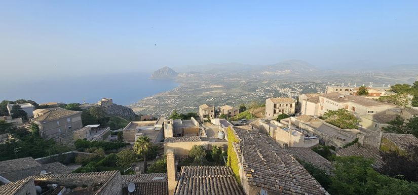 Erice, Sicilya'nın batısında, Trapani şehrine yakın bir konumda, deniz seviyesinden yaklaşık 800 metre yükseklikte bulunmaktadır.