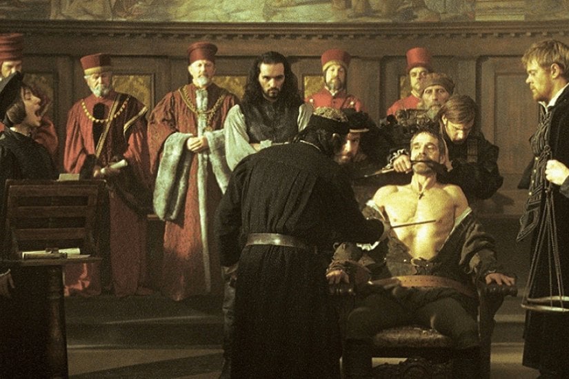 Tefecilik mi? İstikrar mı? Yoksa duygularına karı koyma mı? Shakespeare’nın eserinden sinemaya uyarlanmış bu başyapıt, yolculuğa çıkan tacirin verdiği sözler ve aldığı paralar karşısında hukuki durumunu gözler önüne seriyor. William Shakespeare’in odaklandığı kısım ise, hukuk sisteminin sarsılışı ve adaletin bu noktada düğüm çözücü olup olamayacağıdır.