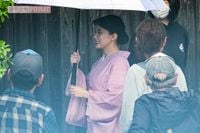 フジドラマ『波うららかに、めおと日和』撮影現場で自ら日傘をさして…芳根京子を謙虚にさせる「難病に悩まされた」過去 | 週刊女性PRIME