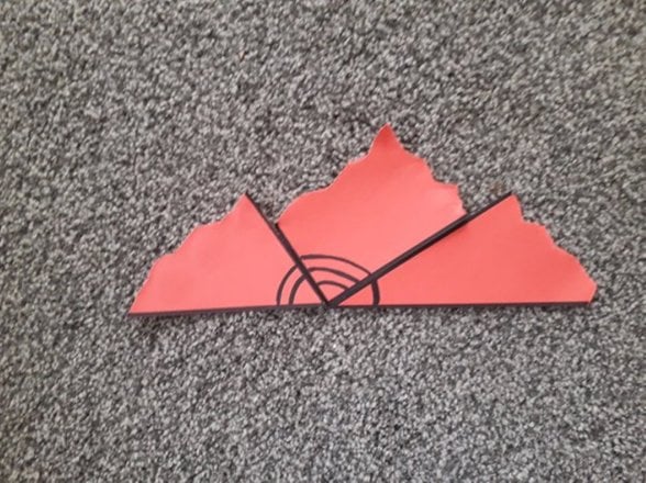 İşaretlediğiniz köşeleri bir araya getirip, elde ettiğiniz açının bir çemberin tam olarak yarısı olduğunu gösterin.