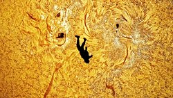 Gök Fotoğrafçısı, Güneş’in Yüzeyi Üzerinden “Düşen” Paraşütçüyü Görüntüledi.