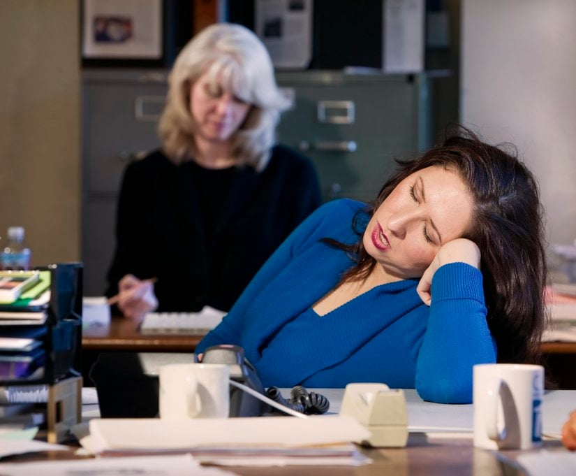 Mikro uykunun sebeplerinden biri uykuyu yeterince alamamak ya da kalitesiz uyku uyumaktır.