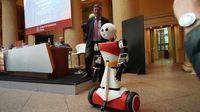 Roma, ecco Adriano il robot- guida turistica del Tempio in piazza di Pietra: strette di mano e informazioni