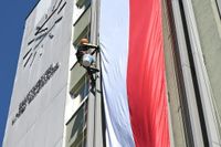 Najdłuższa flaga Polski w regionie zawisła na Urzędzie Wojewódzkim w Kielcach. Z okazji świąt majowych
