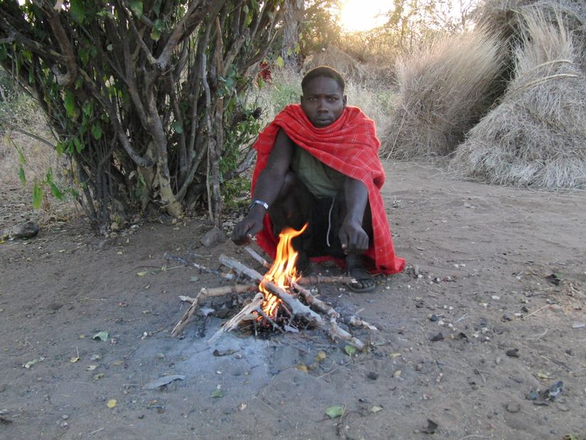 Hadza topluluğu rahat sandalyelerde oturmak yerine çömelmeyi tercih ediyorlar.