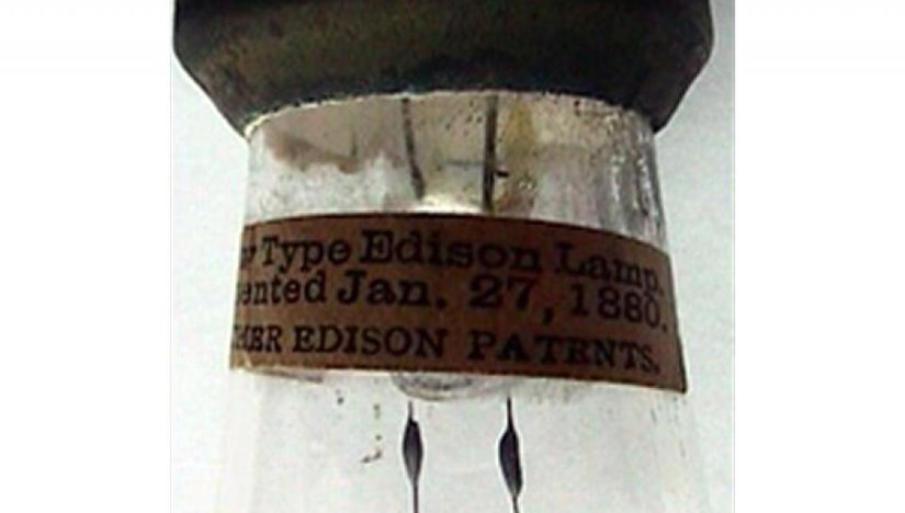 Bu ampulün üzerindeki etikette "Yeni Tip Edison Lamba. 27 Ocak 1880 patanetli, DİĞER EDİSON PATENTLERİ" yazmaktadır.
