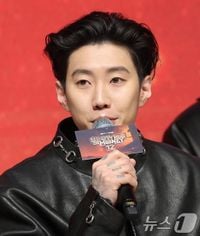 인사말 하는 박재범