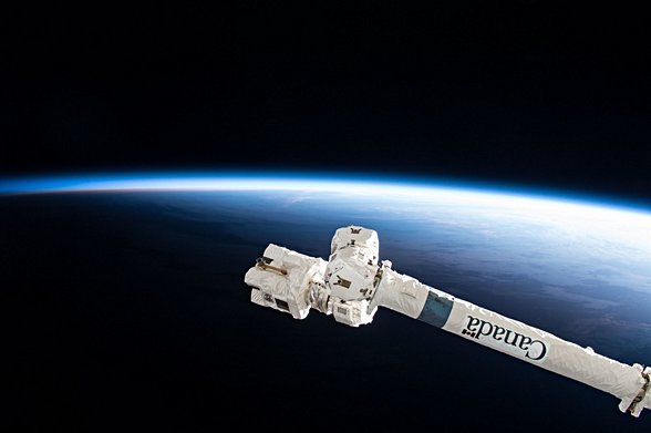 ISS'in robotik kollarından Canadarm2. Pozlama süresi 1/400 saniye, diyafram açıklığı f/10, ISO 1600.