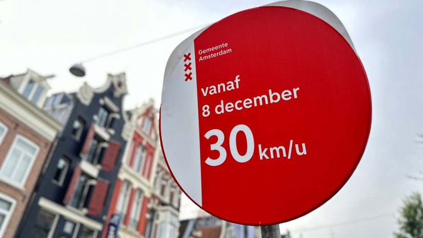 Amsterdam'da hız sınırının 30 km/saat'e düşürüleceğini gösteren bir işaret