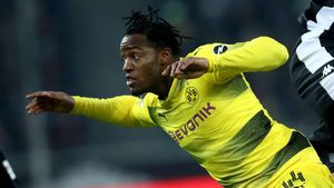 Eintracht Frankfurt Signs Michy Batshuayi From Galatasaray