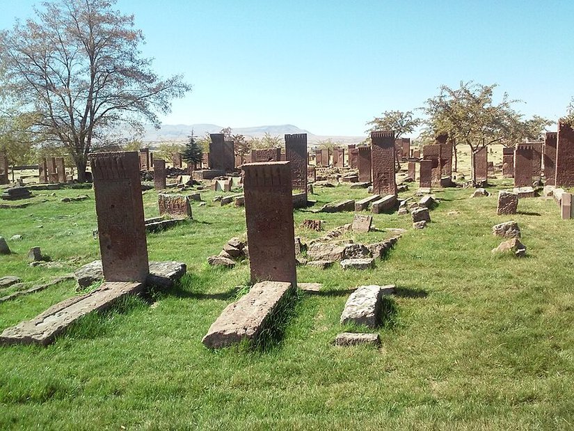 Ahlat Selçuklu (Meydanlık) Mezarlığı