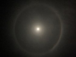 dun gece gokyuzunde dairesel bir sakkl olustu. bunun doga olayi mi degil mi ogrenmek istiyrorum?