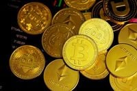 Prețurile crypto pe 18 martie: BTC a rămas la 83.000 USD, XRP, SOL slip | Invezz RO