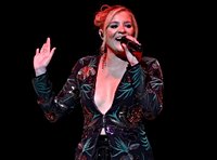 Country music star breaks down in tears while making revelation about her father