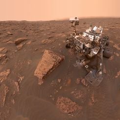  Curiosity's Dusty Self 