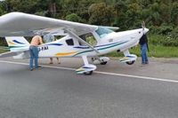 VÍDEO: Pouso de emergência de avião na BR-101 em Garuva causa lentidão no trânsito