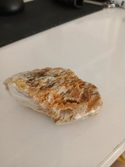 Bu taşın ne olduğunu bilen var mı? Biraz araştırdım ama ne olduğunu bulamadım. (Yan kısmı aşınmış halde, normalde şeffaf bir yapısı var)?