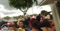 Vídeo | 'La familia de la tele' de La 1 persigue a Paz Padilla por la Feria de Sevilla entre gritos