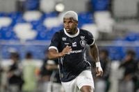 Jogador do Remo evolui bem após concussão no clássico