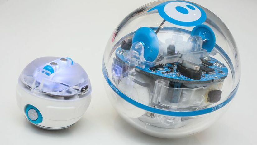 Sphero: Öğrenciler için hem eğlenceli hem de öğretici olan "Sphero" hazır olarak tasarlanmış bir robot seti. Bu sette öğrenciler robot yapmak yerine hali hazırdaki robotu kodlayarak kodlama dünyasına bir adım atmış olmaktadır.