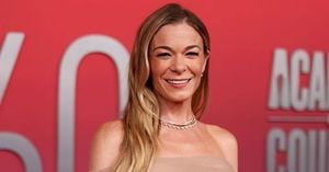 LeAnn Rimes Powers Through Onstage Dental Mishap