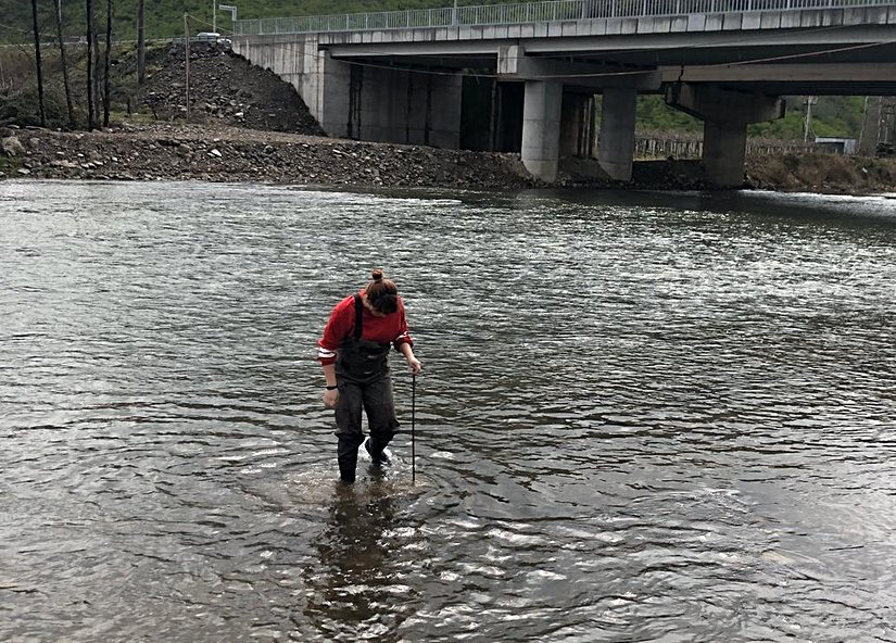 Nehrin akış yönünün tersine yerleştirilen taban kepçesi adını verdiğimiz araç ile taban makroomurgasızlarının toplama işlemi gerçekleştiriliyor. Bu işlem sırasında verimliliği arttırmak adına ayaklarınız ile taban çamurunu eşelemeniz oldukça önemlidir.