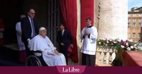 Pâques: le pape François apparaît au balcon de la basilique Saint-Pierre