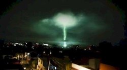 Deprem anında gökyüzünde oluşan ışık hüzmelerinin nedeni ve kaynağı nedir?