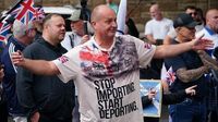 Migrant protests descend into anarchy as rival groups clash