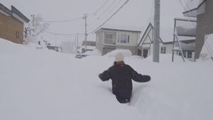 Heavy Snowfall Causes Major Transportation Disruptions Across Northern Japan