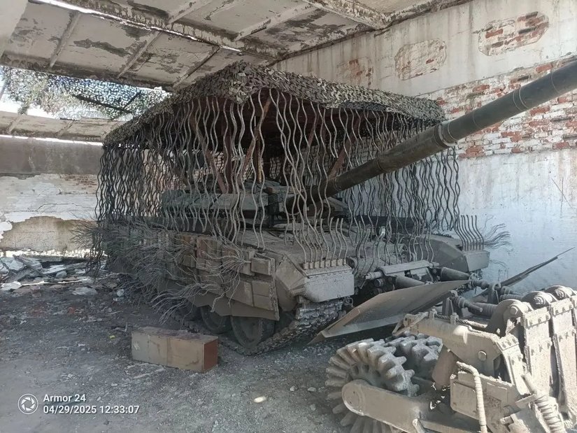 Drone saldırılarına karşı kaplanmış bir Ukrayna tankı
