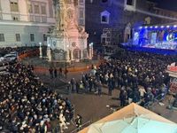 Concerto per Pino Daniele in piazza del Gesù, tante proteste: “Uno show tv, non per il popolo”